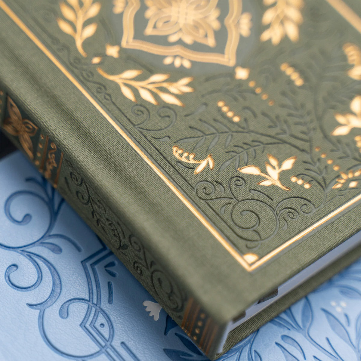 Archer & Olive Bullet Journal Storybook In Vintage Olive - Detail van de cover