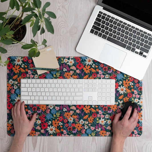 Archer & Olive Desk Pad - Wildflowers - Liggend op ene bureau