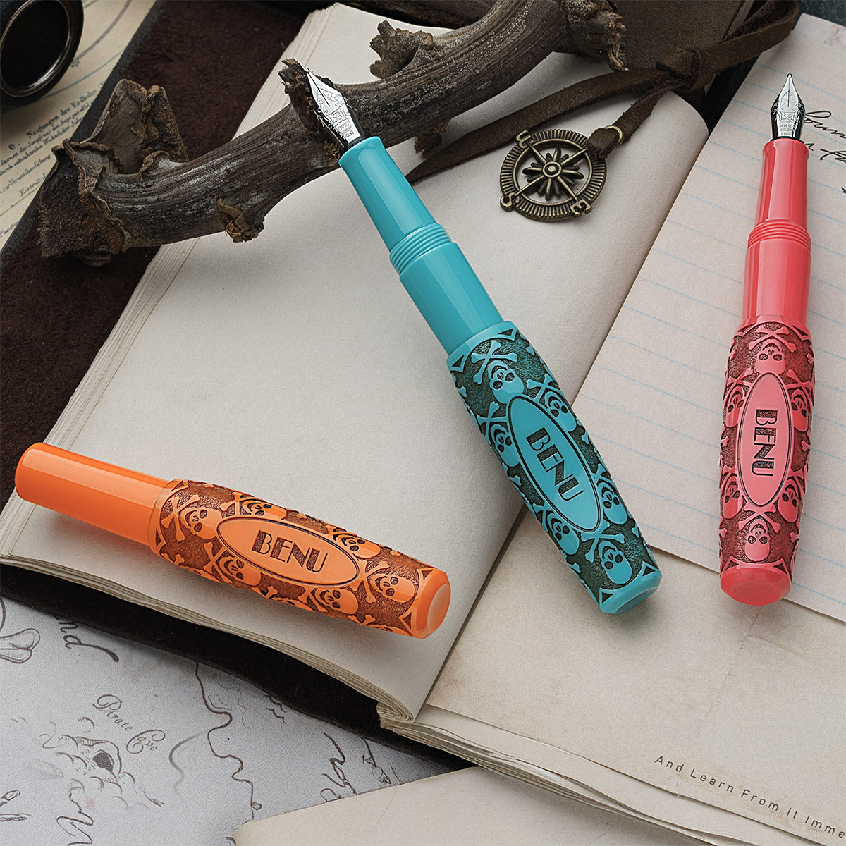 BENU Fountain Pen Pixie - Jolly Roger Vintage Set op een aantal vellen papier