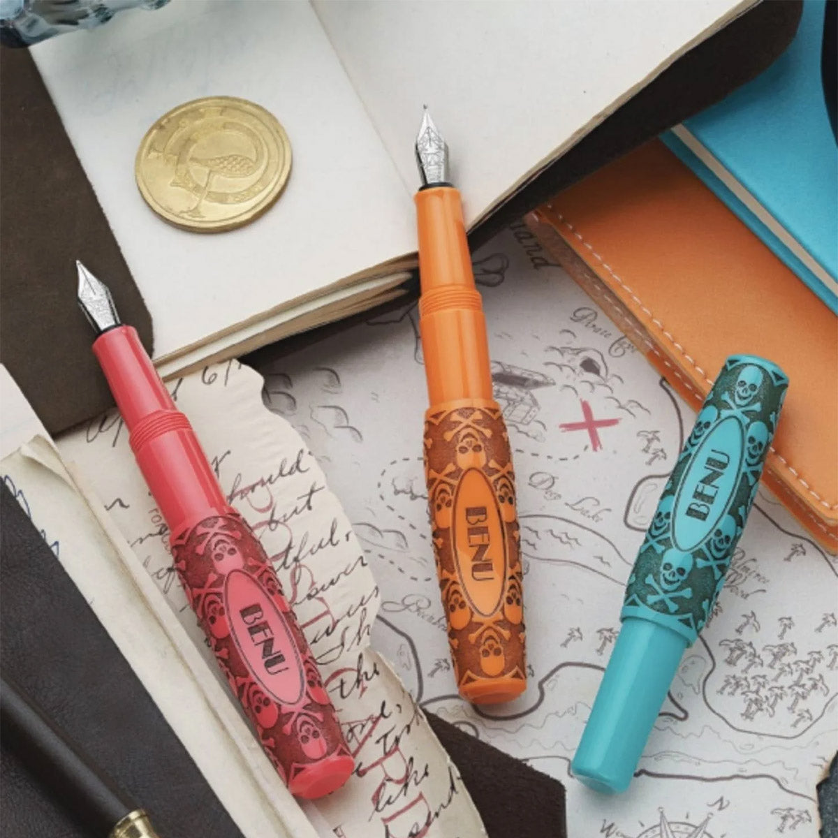 BENU Fountain Pen Pixie - Jolly Roger Vintage Set op een aantal vellen papier