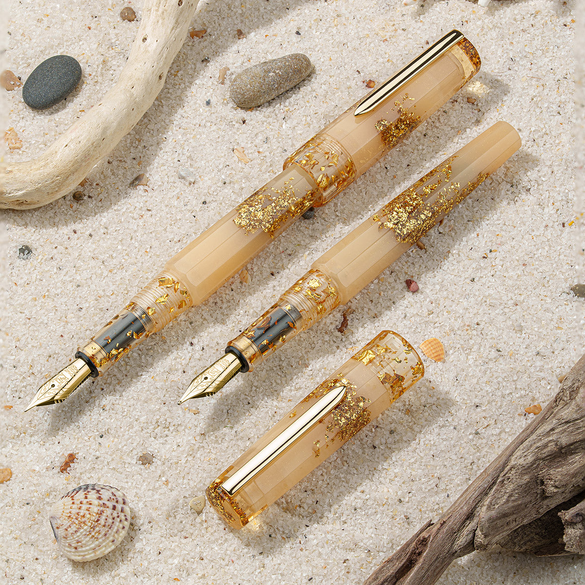 BENU Fountain Pen Euphoria GT - Golden Beach liggend op het zand met open dop