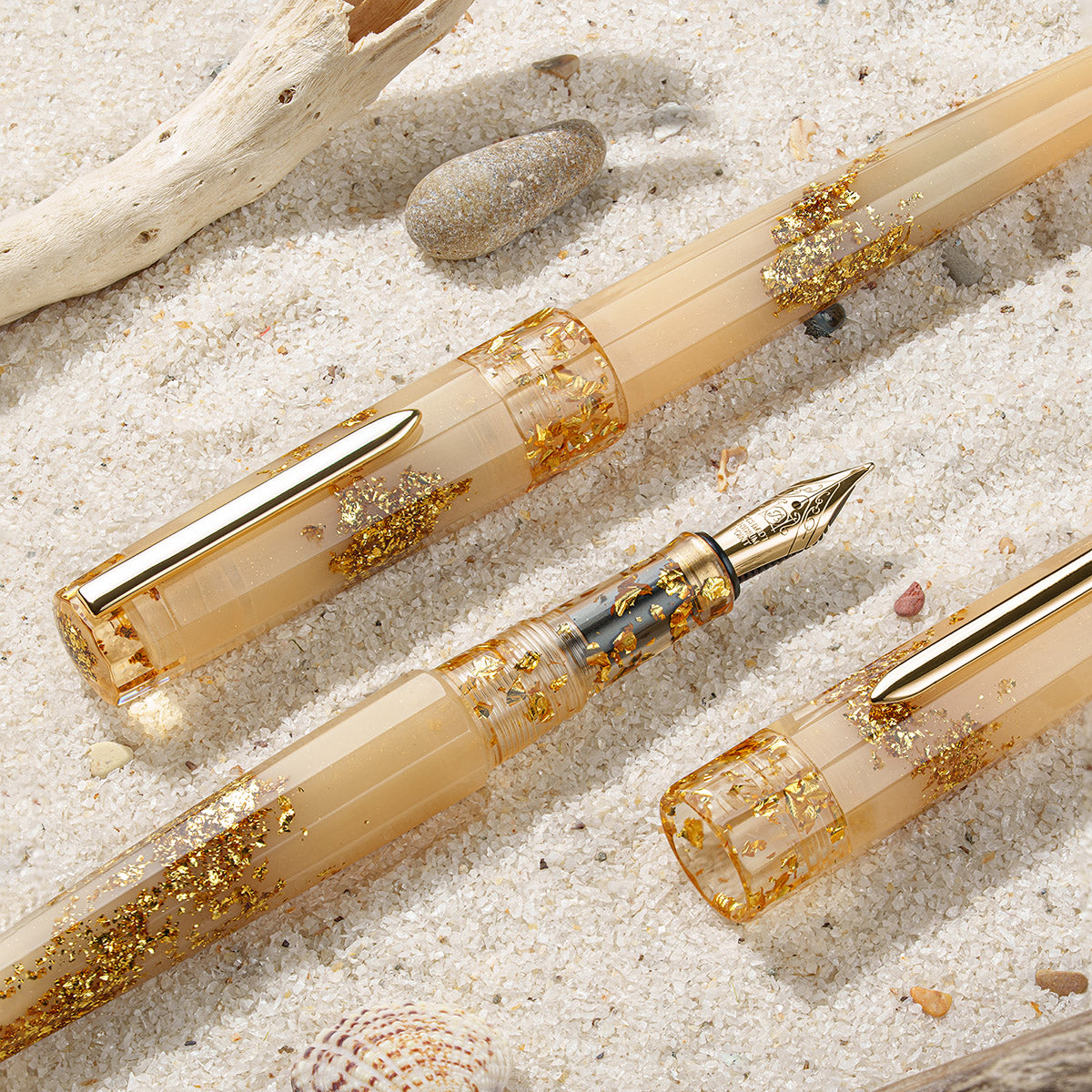 BENU Fountain Pen Euphoria GT - Golden Beach liggend op het zand met open dop