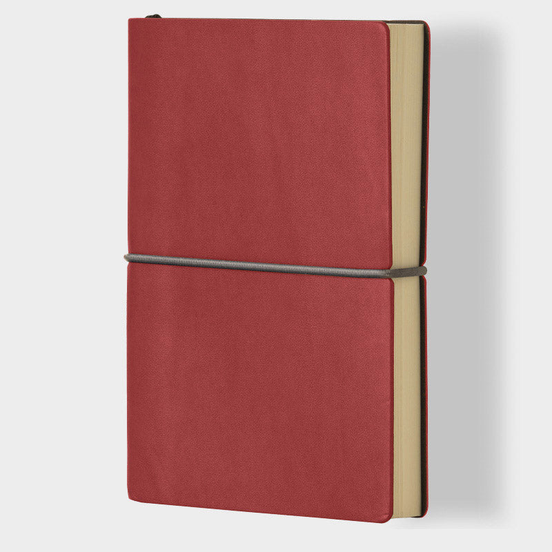 Ciak Agenda 2026 Classic Red - Zij aanzicht van de agenda op een witte achtergrond