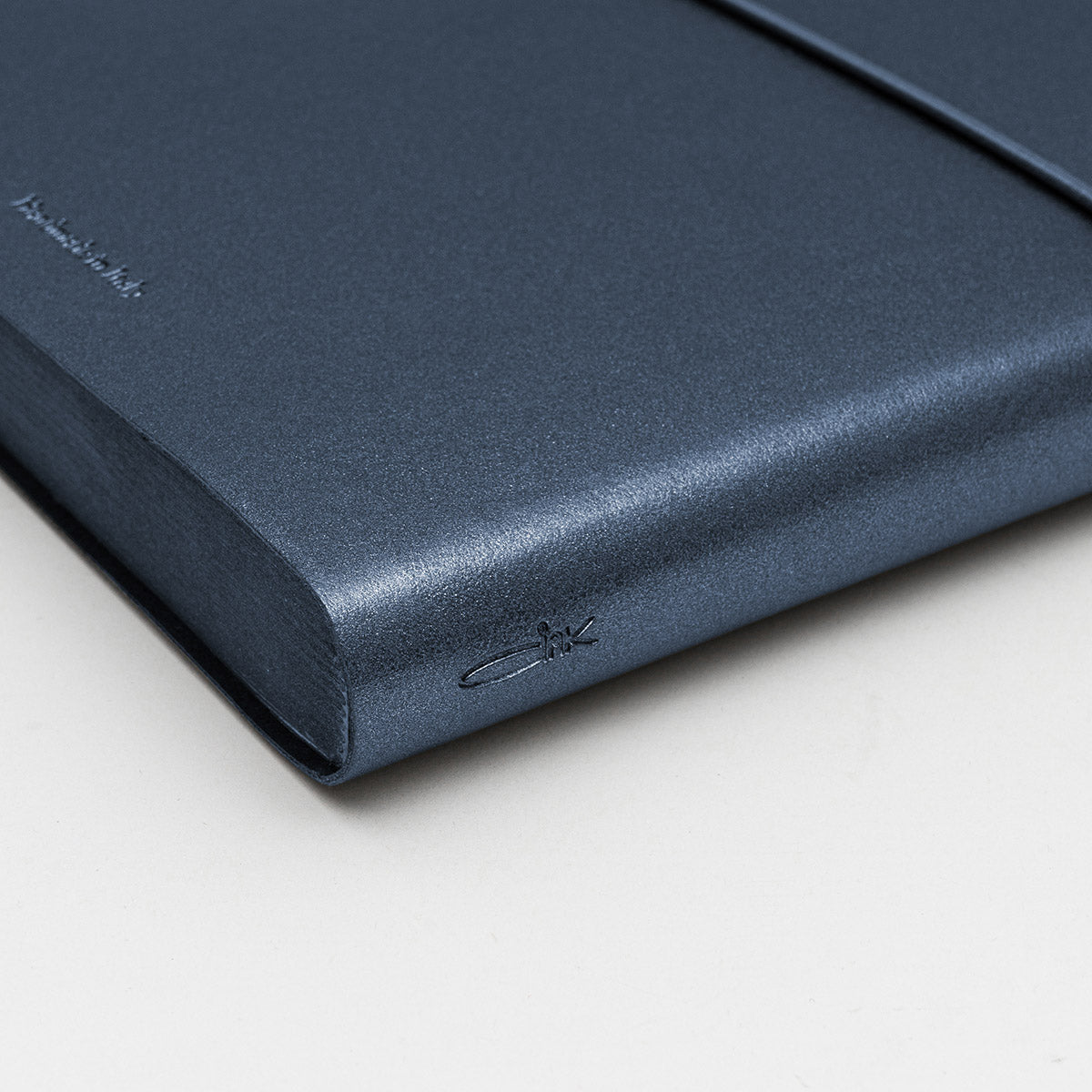 Ciak Agenda 2026 Monolith Blue - Detail van de agenda op een witte achtergrond