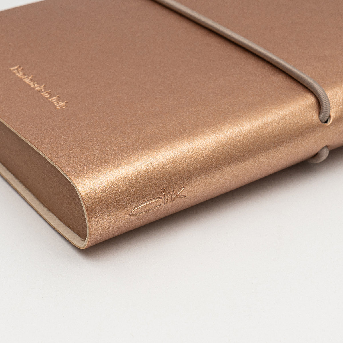 Ciak Agenda 2026 Monolith Rose Gold - Detail van de agenda op een witte achtergrond