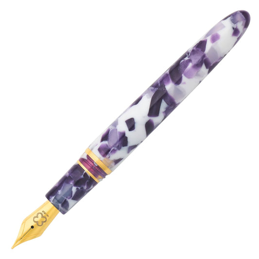 Esterbrook Estie Bestie Sugar Plum Purple GT Fountain Pen - Vulpen zonder dop op een witte achtergrond