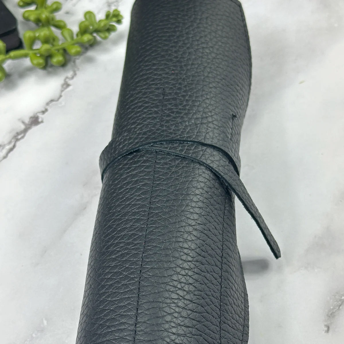 Girologio 10 Pen Roll - Midnight Noir Closeup van de sluiting