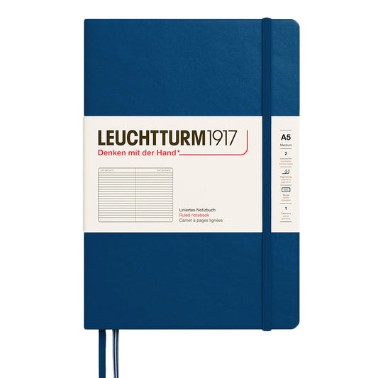 Leuchtturm1917 Medium A5 Notitieboek Indigo - Gelinieerd - Voorkant op een witte achtergrond
