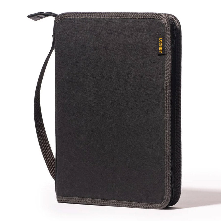 Lochby Field Folio B5 - Chargoal Gold Voorkant op een witte achtergrond
