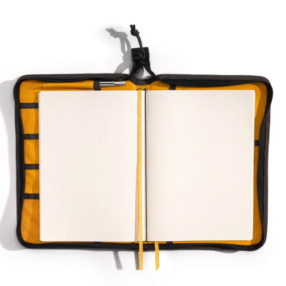 Lochby Field Folio B5 - Bumblebee Opengeslagen met een witte achtergrond
