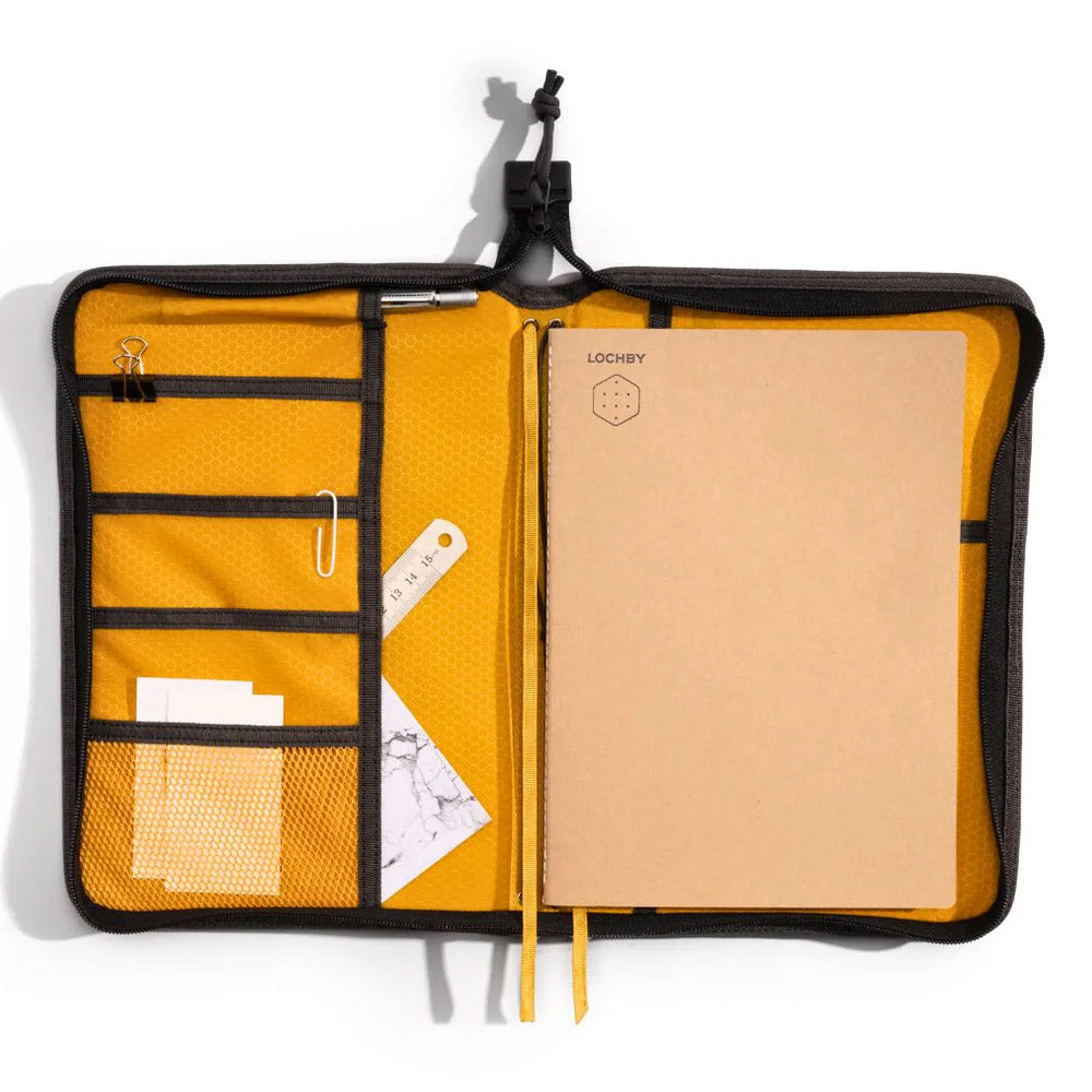 Lochby Field Folio B5 - Bumblebee Opengeslagen met inhoud op een witte achtergrond