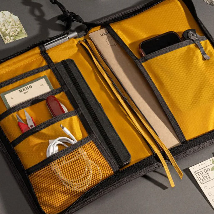Lochby Field Folio B5 - Bumblebee Opengeslagen op een bureau
