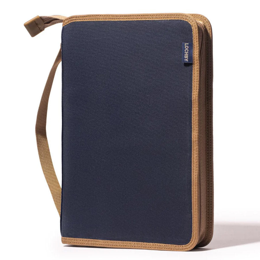 Lochby Field Folio B5 - Navy Cream voorkant op een witte achtergrond