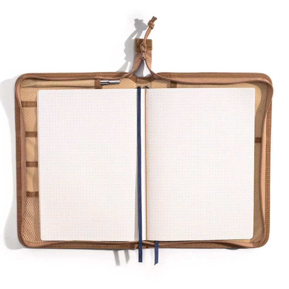 Lochby Field Folio B5 - Navy Cream - opengeslagen met een notitieboekje erin op een witte achtergrond