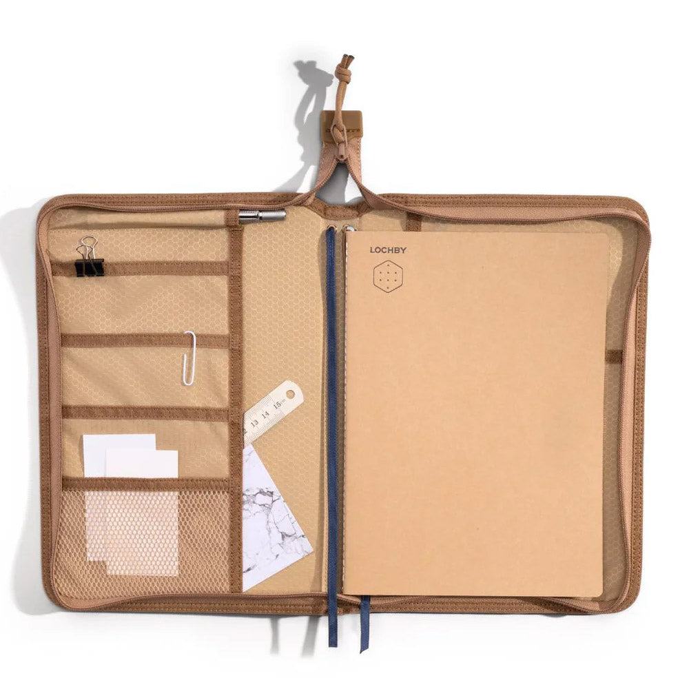 Lochby Field Folio B5 - Navy Cream - opengeslagen op een witte achtergrond