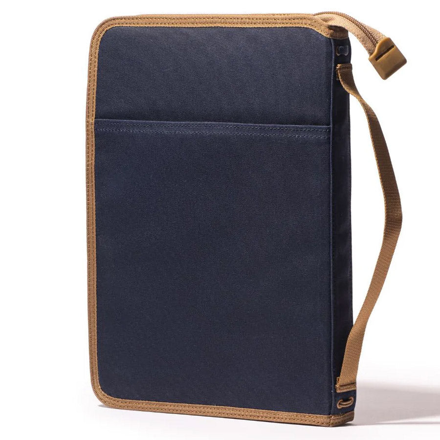 Lochby Field Folio B5 - Navy Cream Achterkant op een witte achtergrond