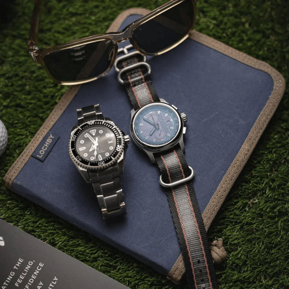 Lochby Watch Wallet - Navy - Liggend op de grasveld