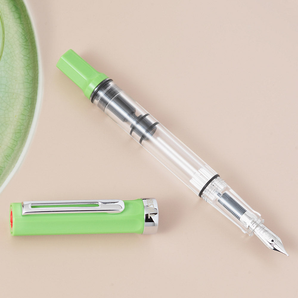 TWSBI Eco Fountain Pen Matcha Green Open zonder Dop op Tafel