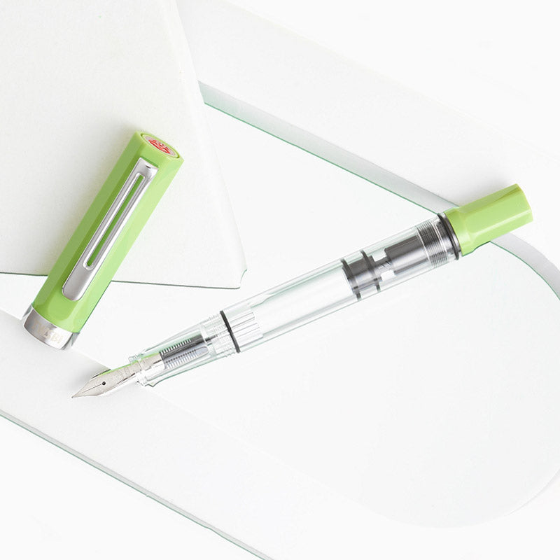 TWSBI Eco Fountain Pen Matcha Green Open zonder Dop op Tafel