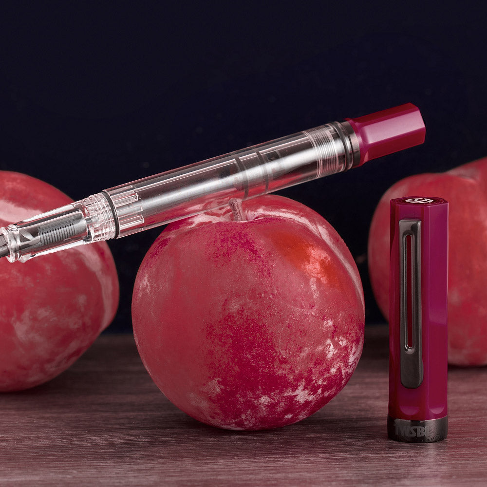 TWSBI Eco Fountain Pen Plum with Onyx - detail foto met pruimen