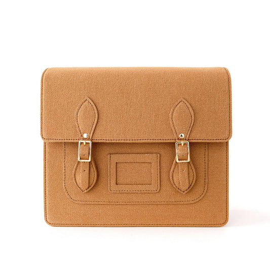 Absent Studio Class Messenger Bag - Camel op een witte achtergrond
