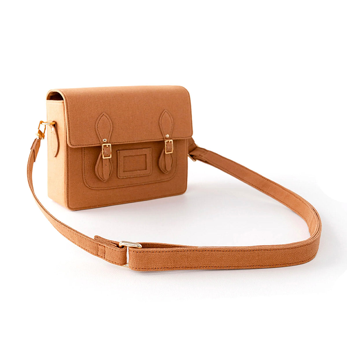 Absent Studio Class Messenger Bag - Camel met draagriem op een witte achtergrond 