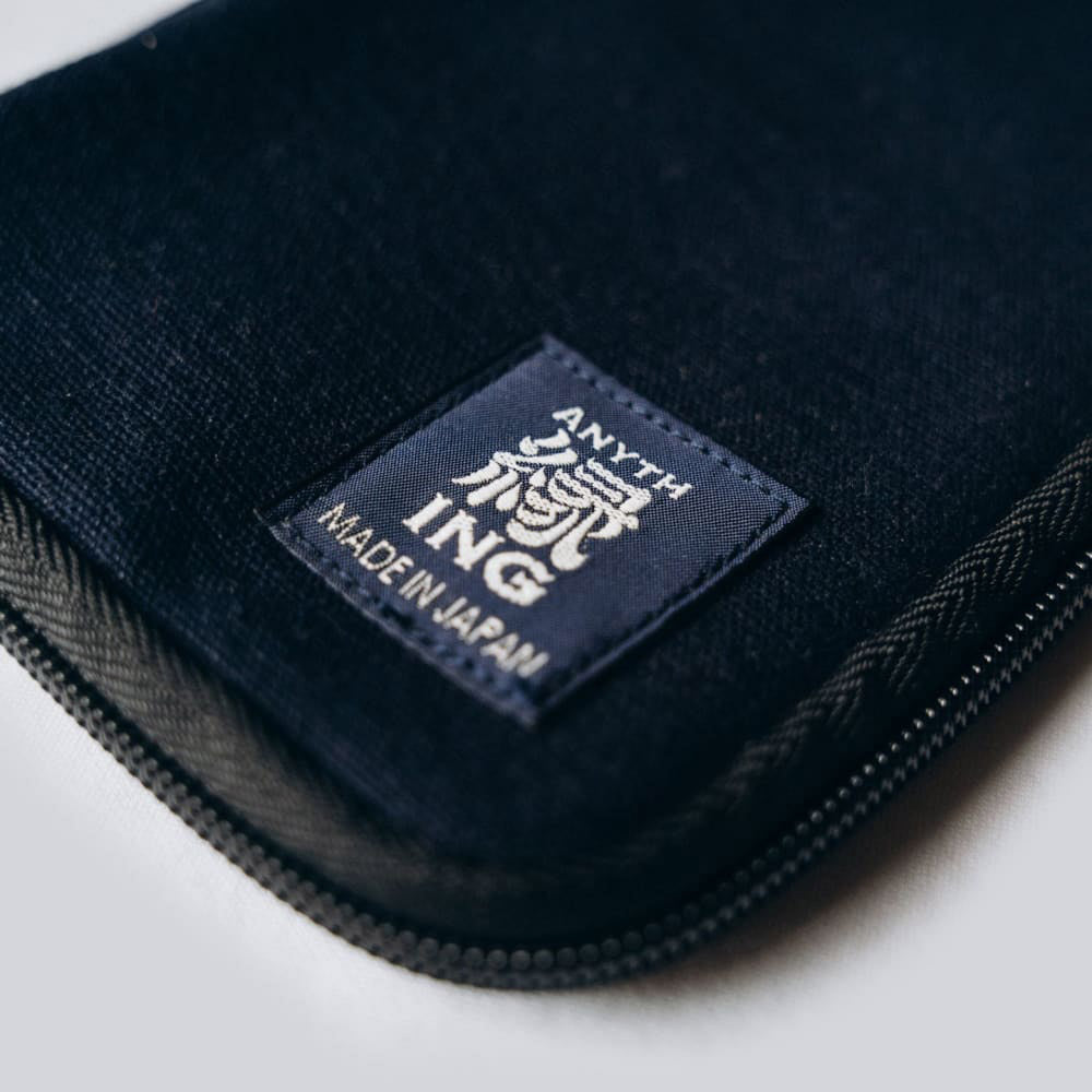 Anything x Robinson Pen Etui - Blue - Detail van het logo