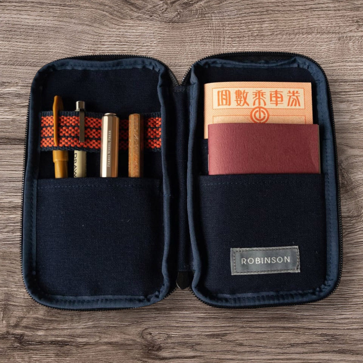 Anything x Robinson Pen Etui - Blue - Sfeerfoto