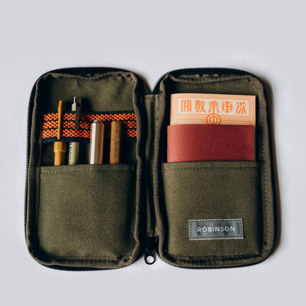 Anything x Robinson Pen Etui - Green - Open gevuld met pennen