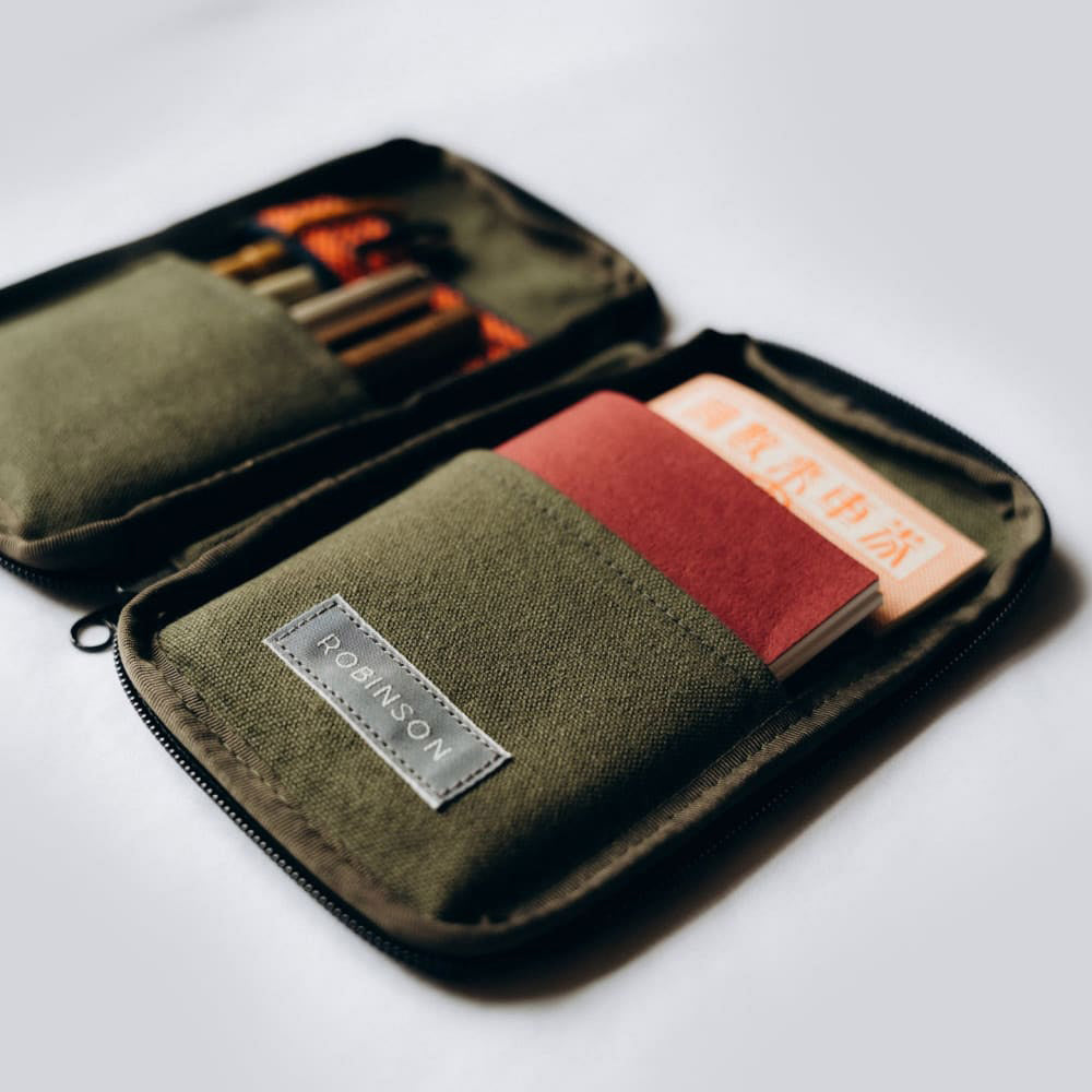 Anything x Robinson Pen Etui - Green - Open etui
