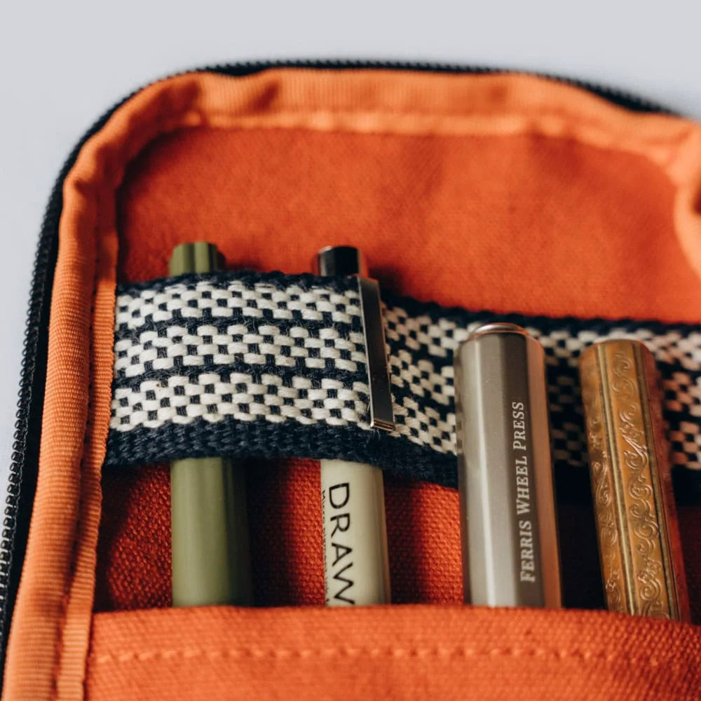 Anything x Robinson Pen Etui - Orange - Detail van de inhoud
