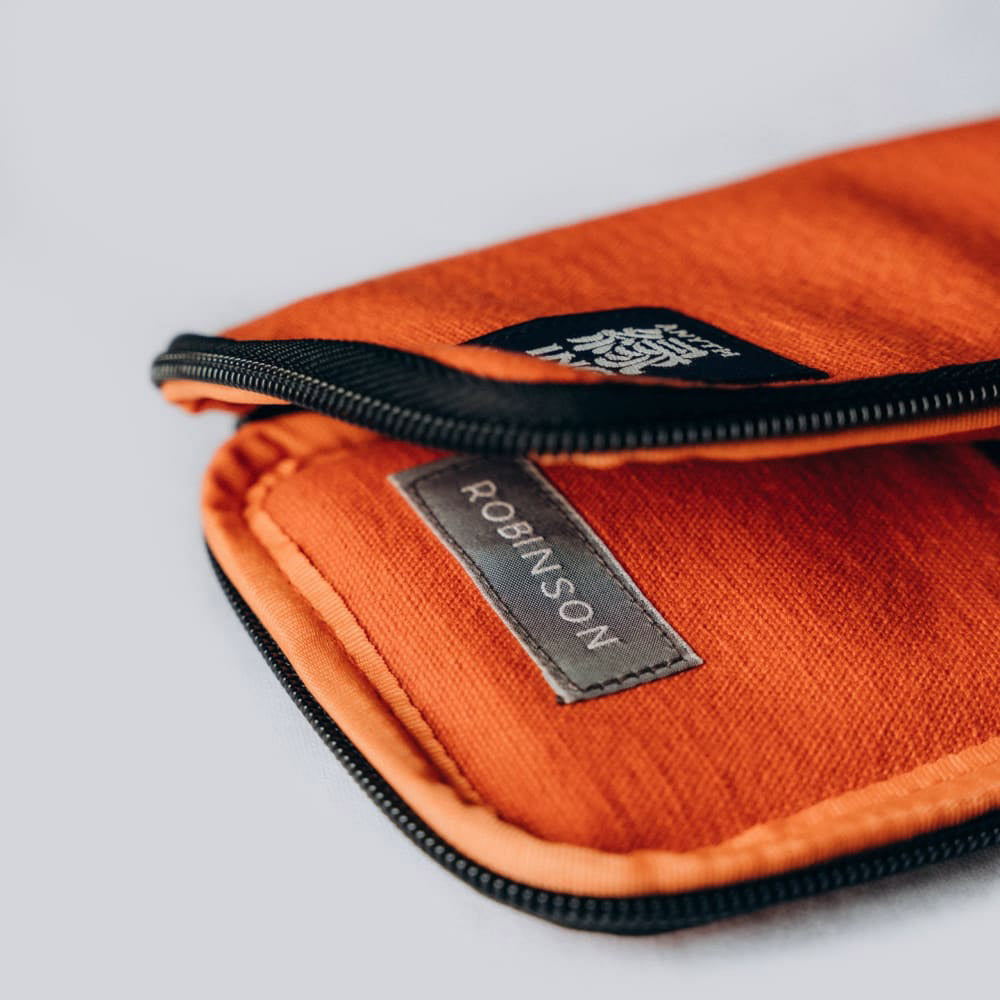 Anything x Robinson Pen Etui - Orange - Detail van het etui