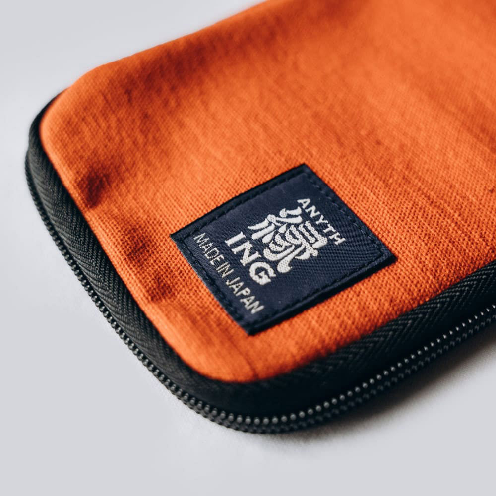 Anything x Robinson Pen Etui - Orange - Detail van het logo