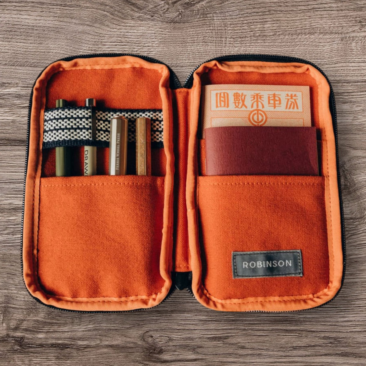 Anything x Robinson Pen Etui - Orange - Sfeerfoto