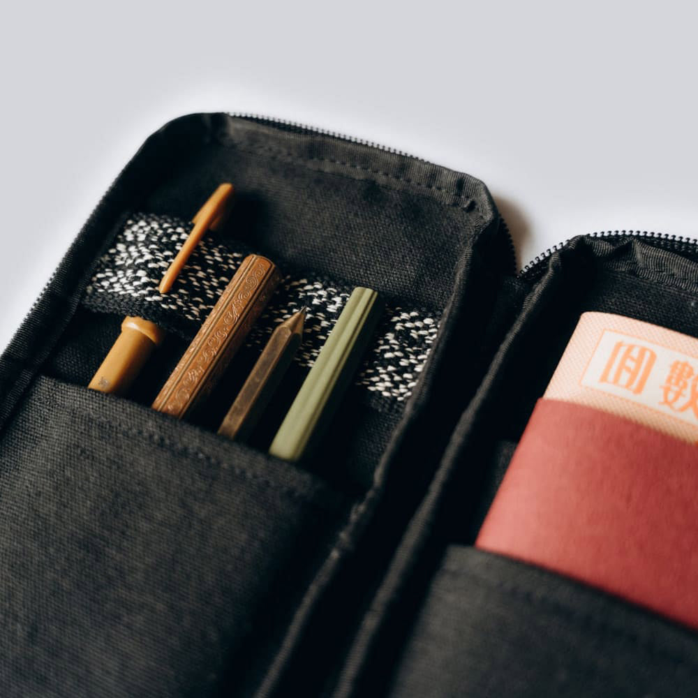 Anything x Robinson Pen Etui - Black - Detail