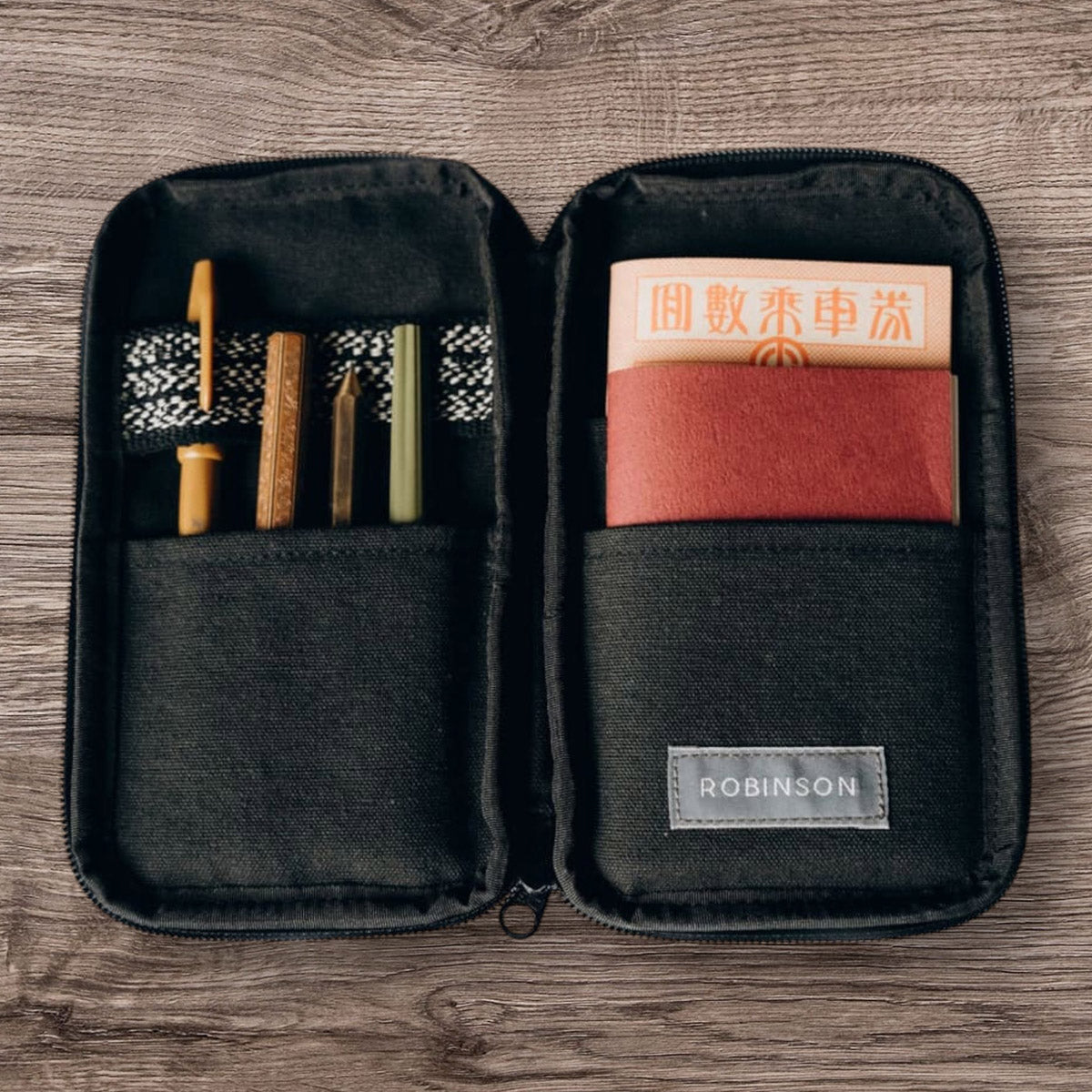Anything x Robinson Pen Etui - Black - Sfeerfoto
