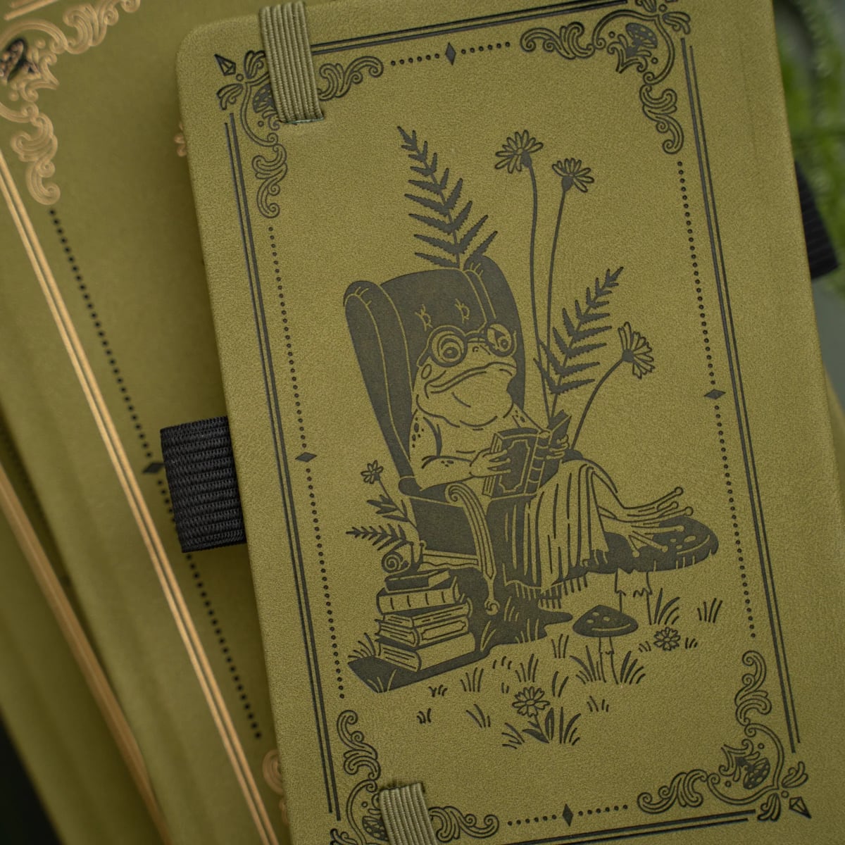 Archer & Olive Bullet Journal Literary Frog  - Sfeerfoto van de achterkant