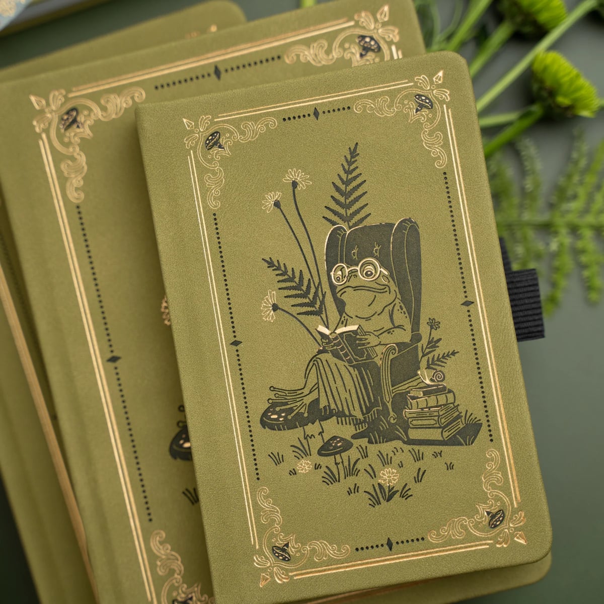 Archer & Olive Bullet Journal Literary Frog  - Sfeerfoto van de voorkant