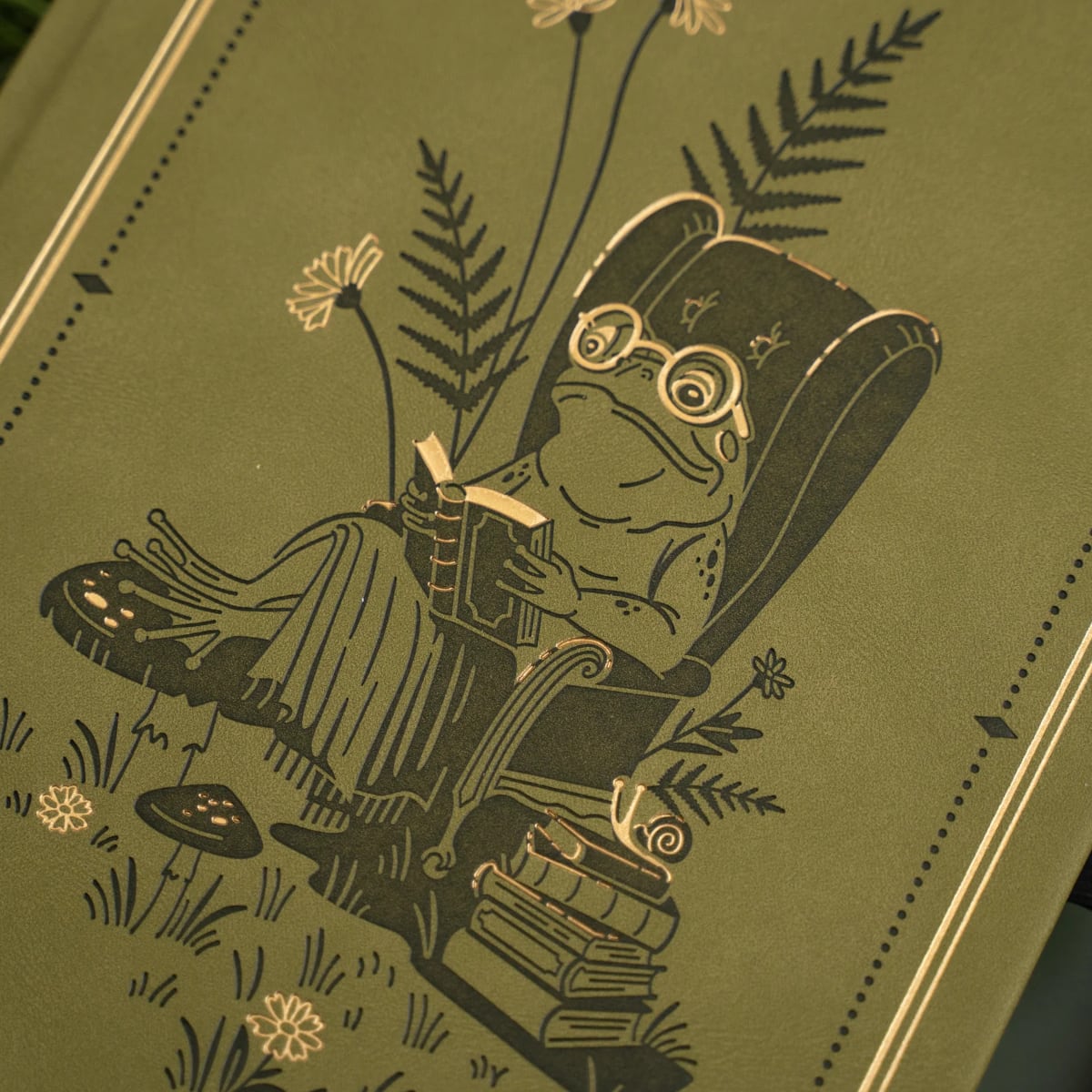 Archer & Olive Bullet Journal Literary Frog  - Detailfoto van de voorkant van de journal