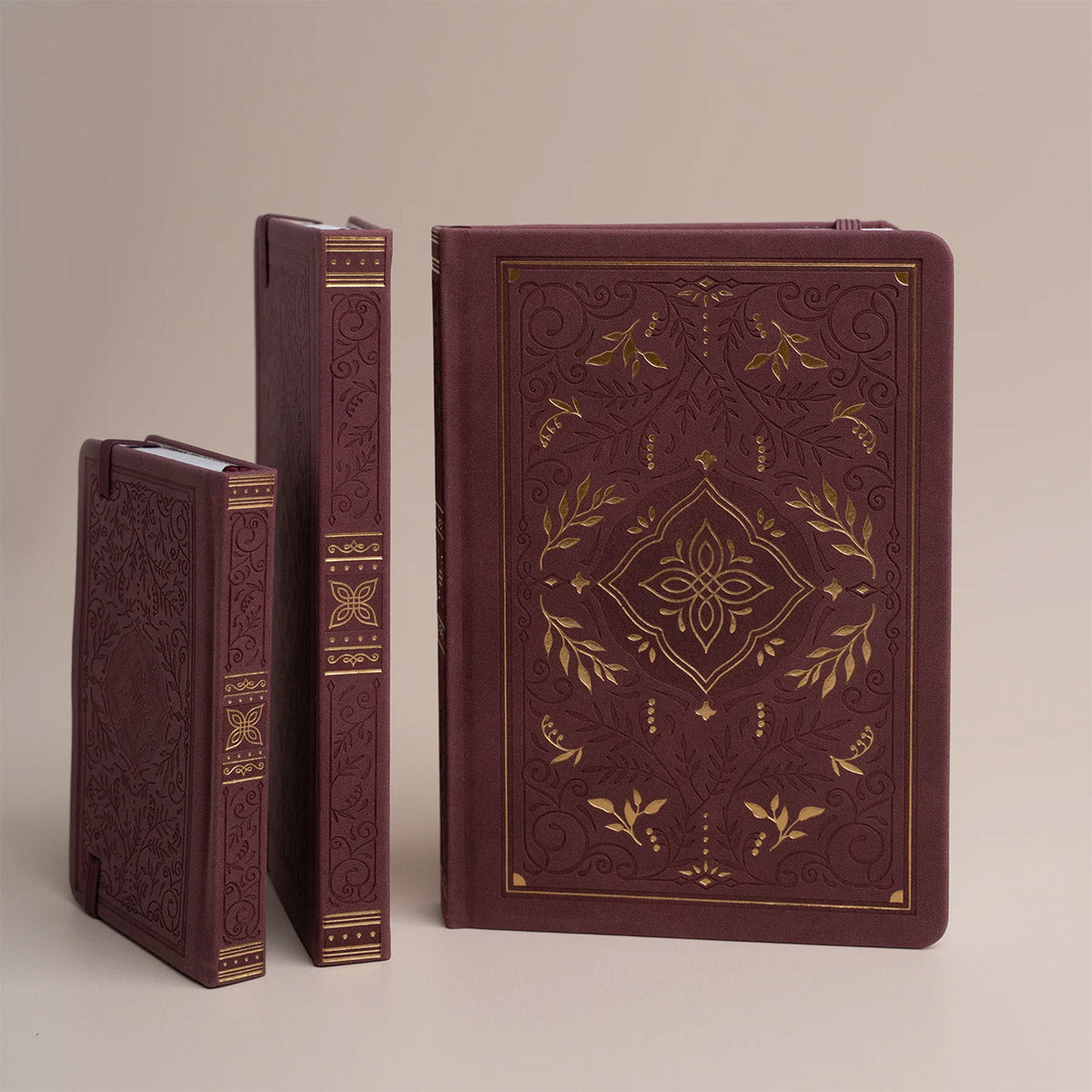 Archer & Olive Bullet Journal Storybook in Plum - Foto van verschillende formaat boeken