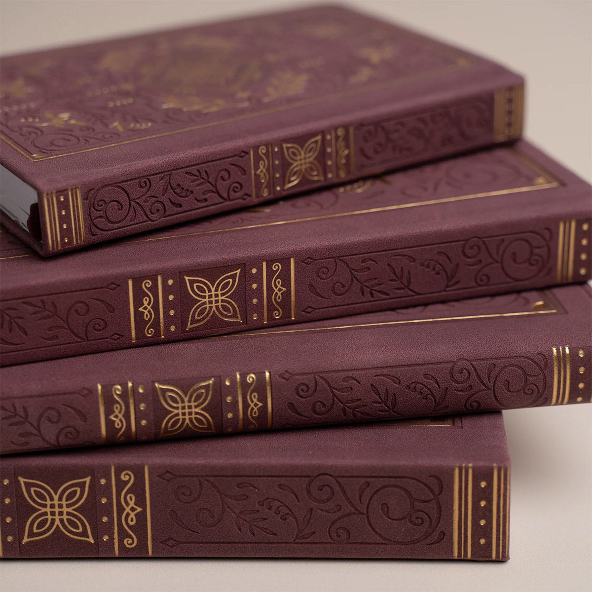 Archer & Olive Bullet Journal Storybook in Plum - Foto van verschillende formaat boeken