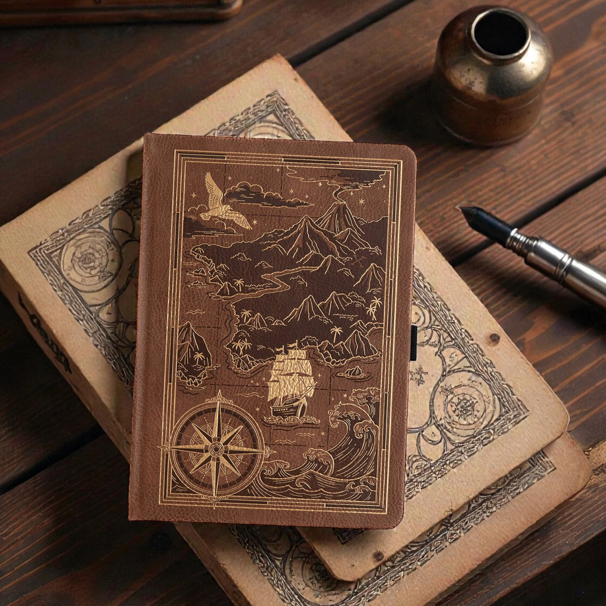 Archer & Olive Bullet Journal Treasure Map - Sfeerfoto van de journal liggend op een stapel boeken op een tafel