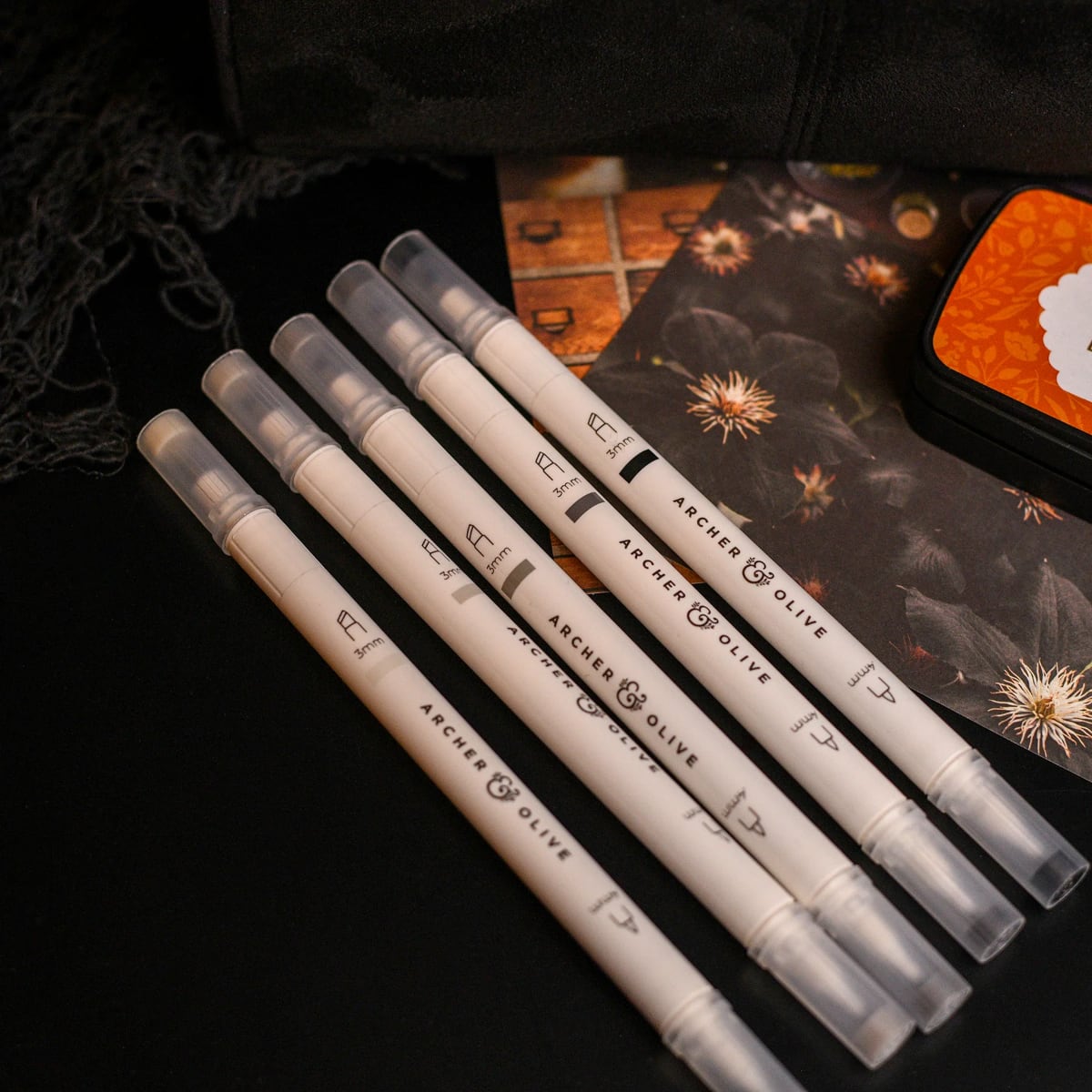 Archer & Olive Grayscale Duographs - Sfeerfoto