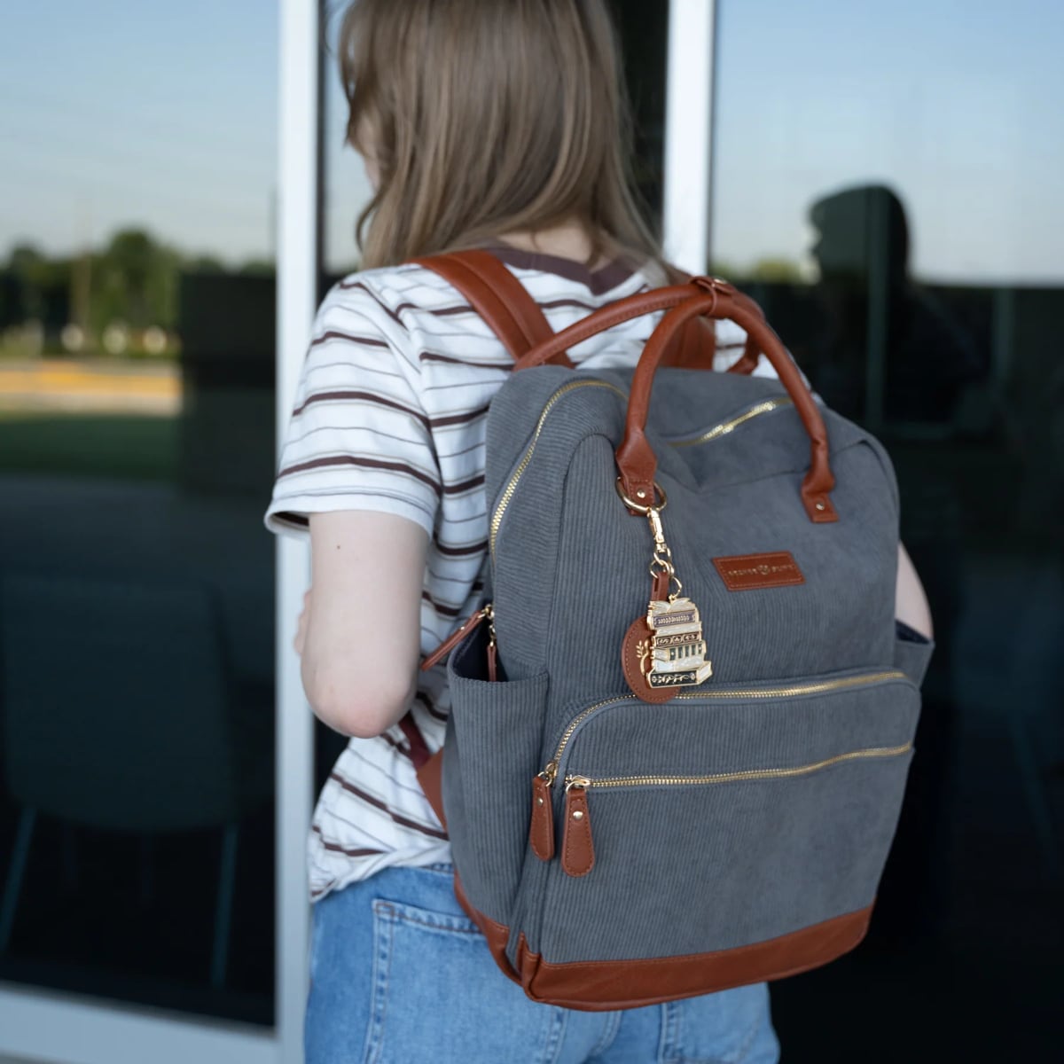 Archer & Olive Quiet Corners Backpack - Gray - Gedragen op de rug