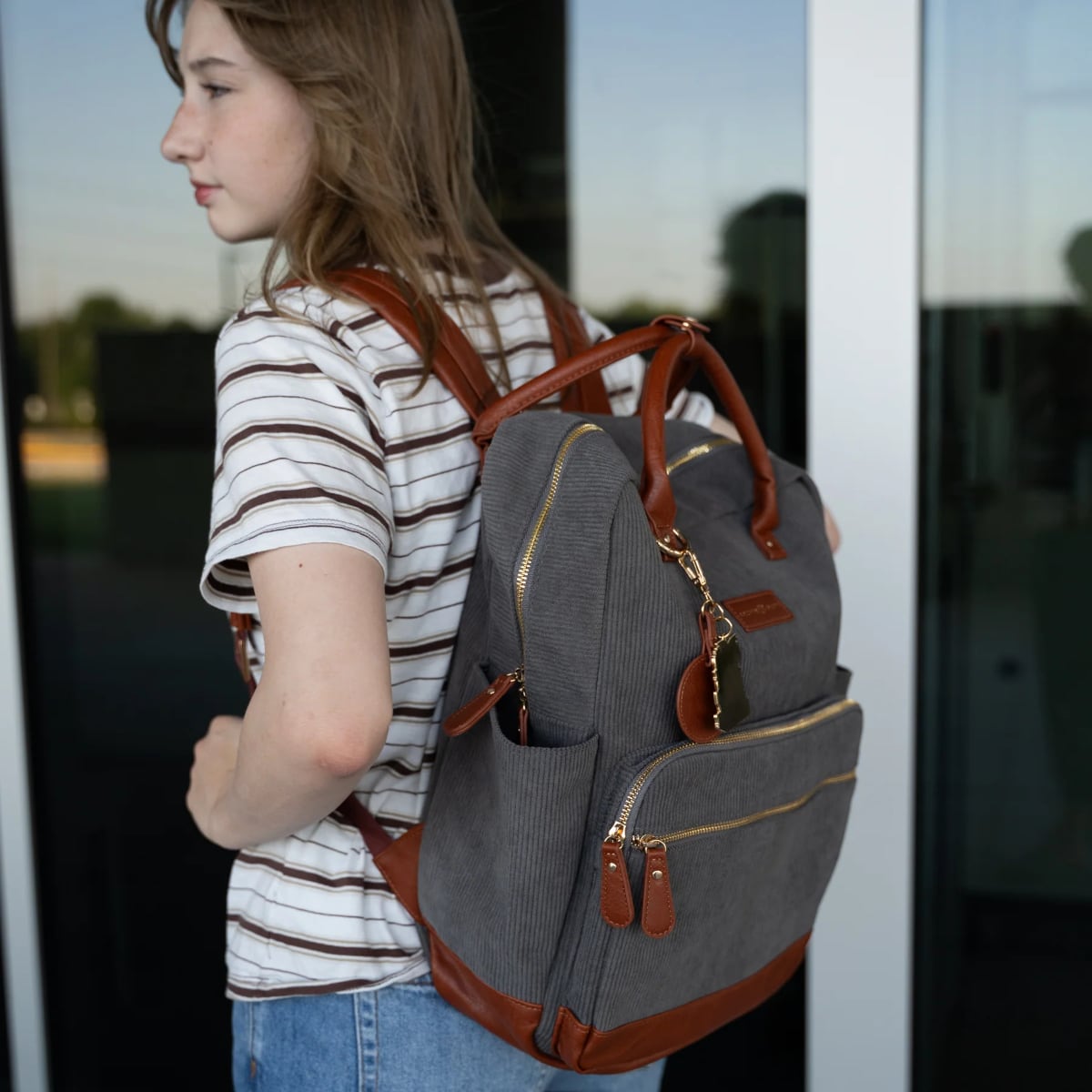 Archer & Olive Quiet Corners Backpack - Gray - Gedragen op de rug