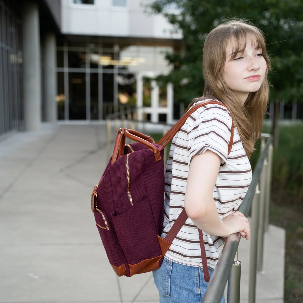 Archer & Olive Quiet Corners Backpack - Maroon - Gedragen op de rug
