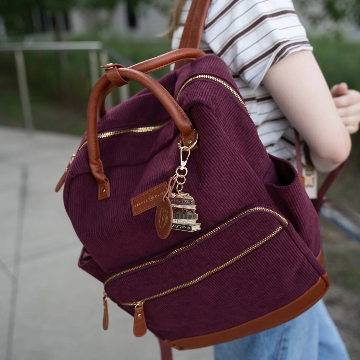 Archer & Olive Quiet Corners Backpack - Maroon - Gedragen op de rug