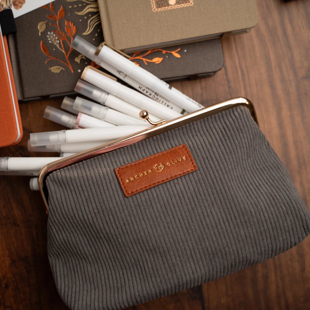 Archer & Olive Quiet Corners Kiss-Lock Pouch - Gray - Sfeerfoto met stiften