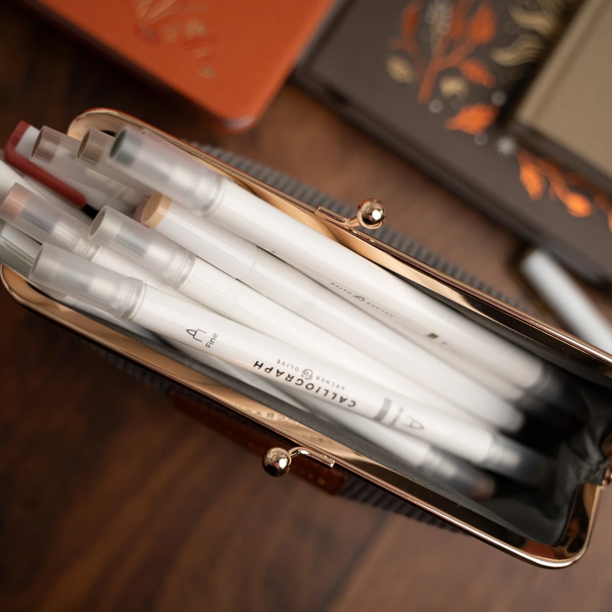 Archer & Olive Quiet Corners Kiss-Lock Pouch - Gray - Sfeerfoto met stiften - Van Boven Genomen