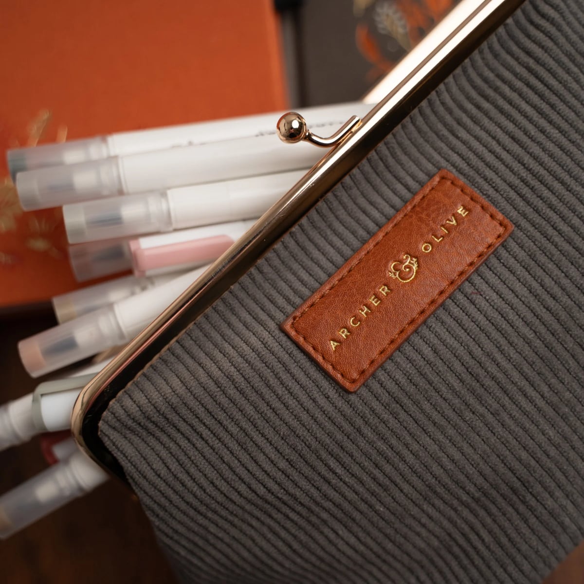 Archer & Olive Quiet Corners Kiss-Lock Pouch - Gray - Sfeerfoto met stiften